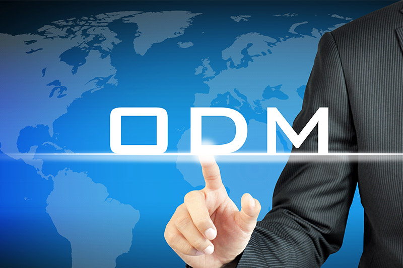 کاروباری شخص ورچوئل اسکرین پر ODM (اوریجنل ڈیزائن مینوفیکچرر) کے نشان کی طرف اشارہ کر رہا ہے۔