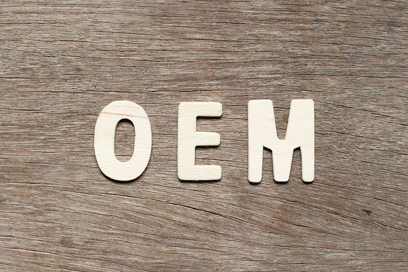 Alfabetletter in woord OEM (afkorting van Original Equipment Manufacturer) op houten achtergrond